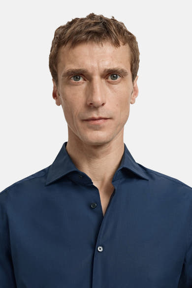 Blauwe lange mouw chemise van MANGO, met knopenkol en klassieke pasvorm.