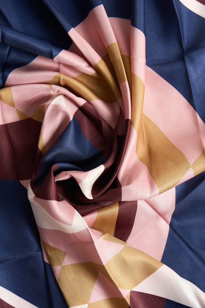 Multikleurige sjaal van MANGO, met een getextureerd geometrisch patroon en decoratieve plooien.