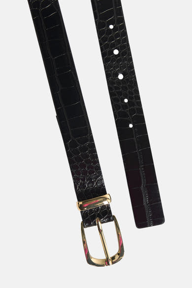Ceinture noire en similicuir by MANGO avec boucle dorée et motif crocodile visible.