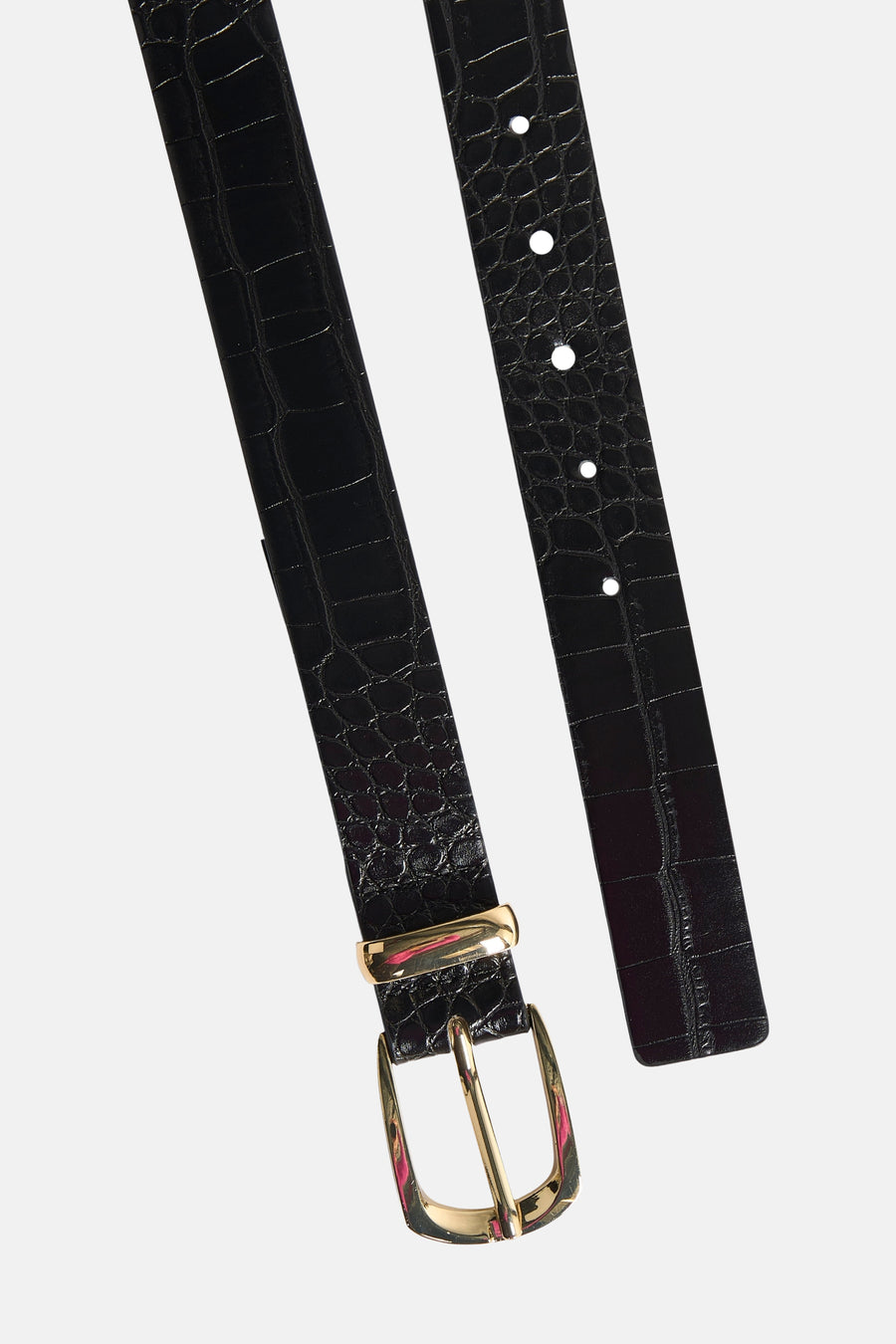 Ceinture noire en similicuir by MANGO avec boucle dorée et motif crocodile visible.