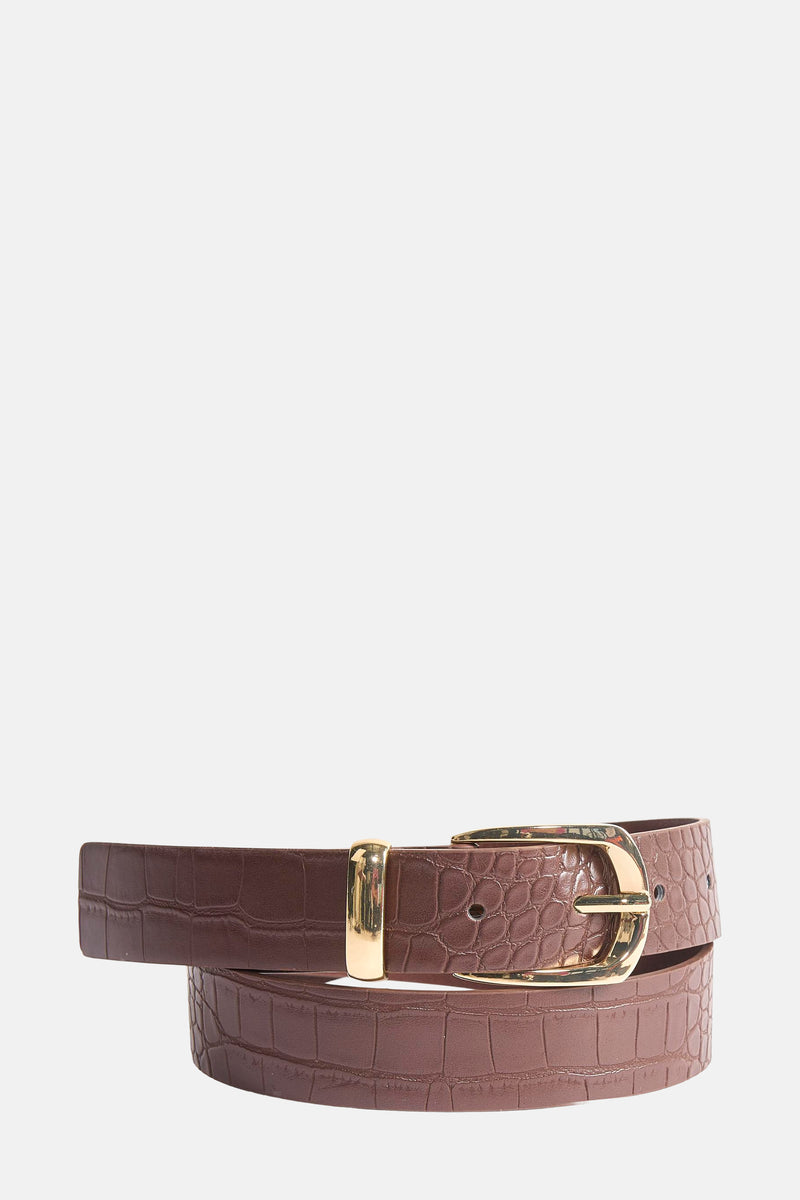 Ceinture marron effet croco de MANGO, avec une boucle dorée brillante et texturée.