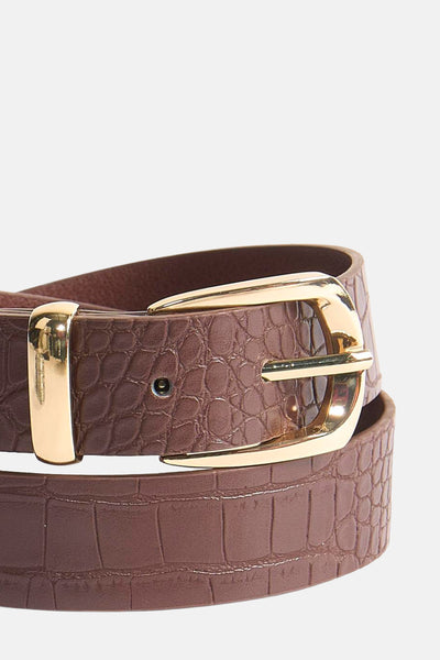 Ceinture marron effet croco by MANGO avec boucle dorée, vue de près.
