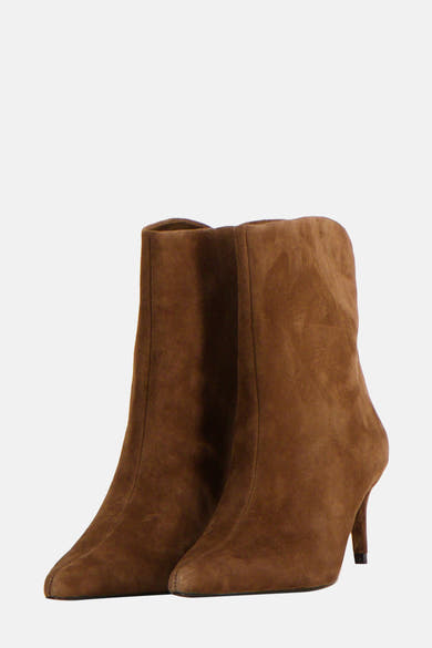 Bottines marron en daim de MANGO, avec talon aiguille fin et bout pointu.