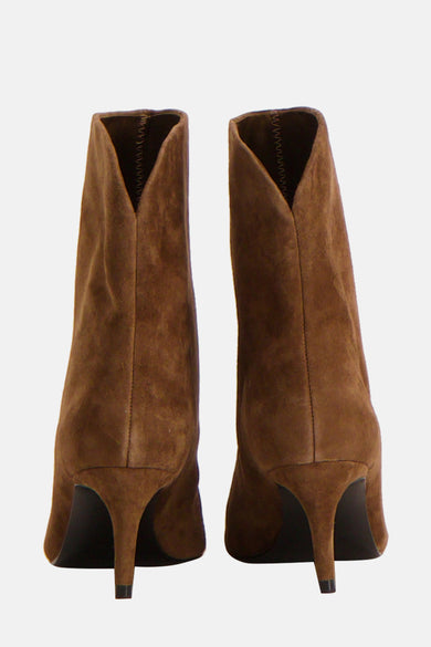 Bottines brunes en daim par MANGO, vue arrière avec fermeture éclair visible et talon aiguille fin.