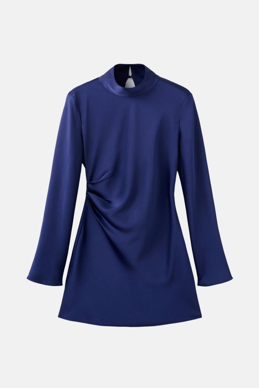 Blauwe jurk van MANGO, met opstaande kraag en gedrapeerd detail aan de zijkant.