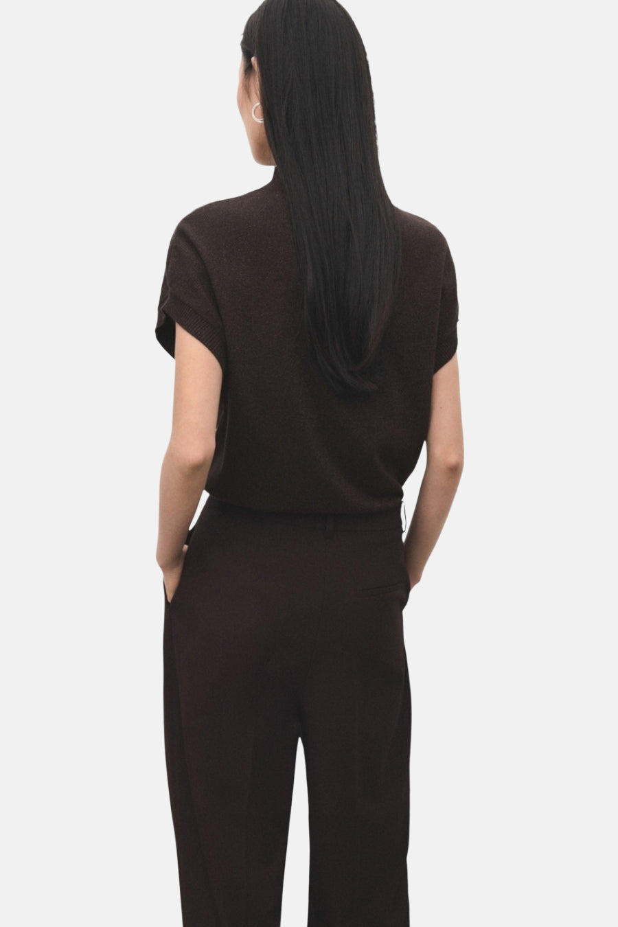 Pull à col rond brun de MANGO, coupe décontractée, porté avec un pantalon assorti, vue de dos.