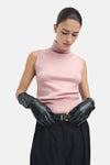 Roze tanktop van MANGO, gedragen met zwarte leren handschoenen en een wijde zwarte broek.