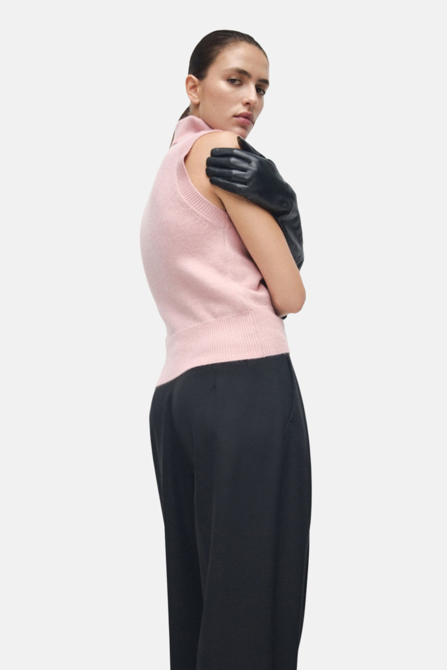 Débardeur rose by MANGO, porté avec des gants en cuir noir et un pantalon noir ample.
