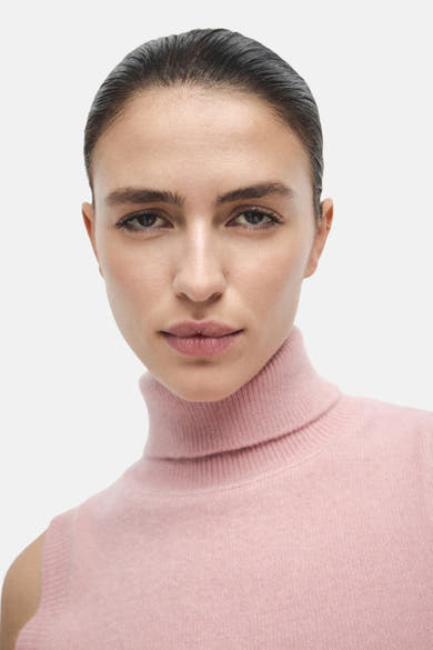 Roze tanktop van MANGO, nauwsluitend model, van fijne tricot, gedragen door een lichtgetint model.