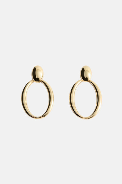 Gouden oorbellen van MANGO, bestaande uit glanzende metalen cirkels en bollen.