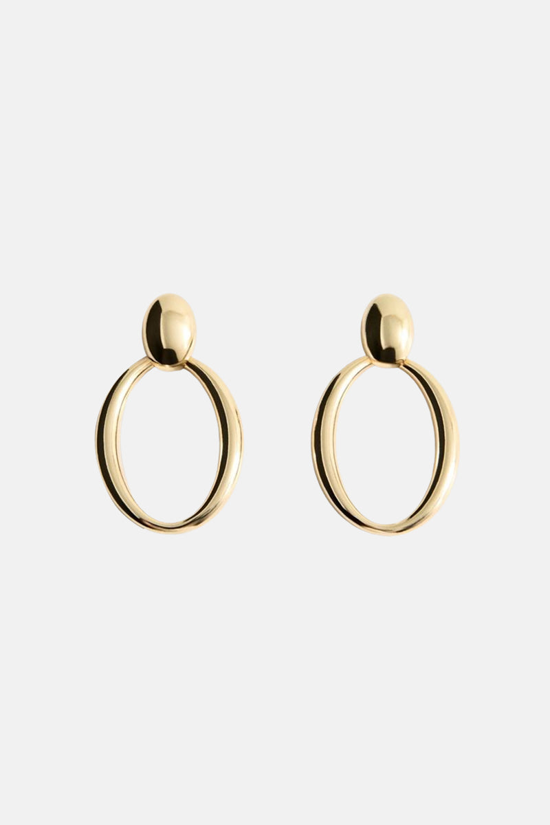 Gouden oorbellen van MANGO, bestaande uit glanzende metalen cirkels en bollen.