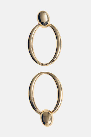 Boucles d'oreilles dorées de MANGO, composées de cercles et de sphères métalliques brillantes.
