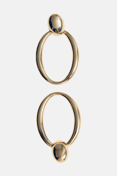 Boucles d'oreilles dorées de MANGO, composées de cercles et de sphères métalliques brillantes.
