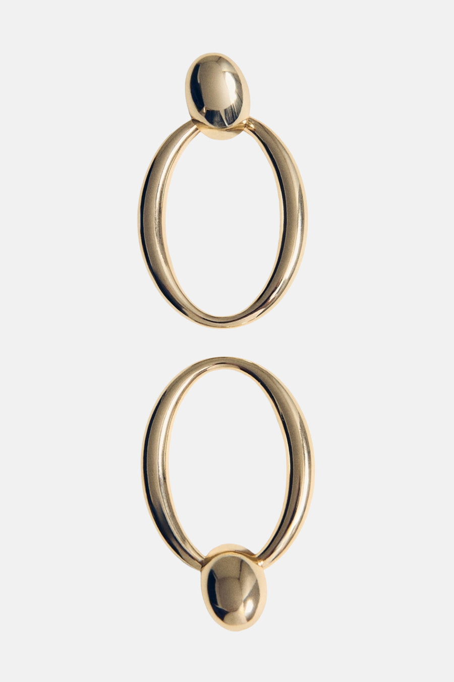 Boucles d'oreilles dorées de MANGO, composées de cercles et de sphères métalliques brillantes.
