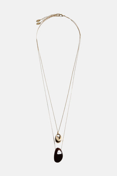 Collier court doré de MANGO, à double chaîne avec pendentifs ovales texturés.
