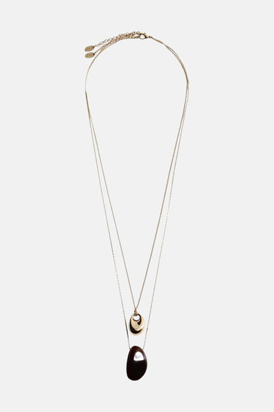 Korte gouden ketting van MANGO met bruine ovale hanger en fijne gouden ketting.