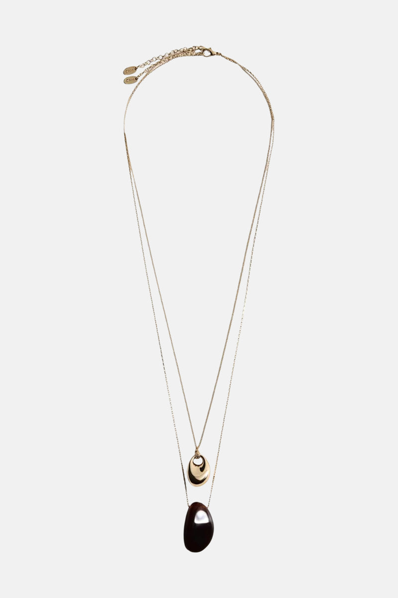 Korte gouden ketting van MANGO met bruine ovale hanger en fijne gouden ketting.