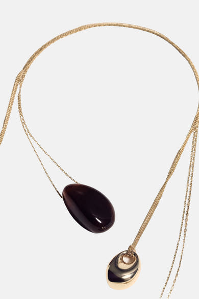 Collier court doré par MANGO avec pendentif ovale marron et chaîne fine dorée.
