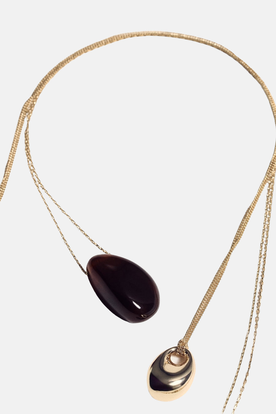 Collier court doré par MANGO avec pendentif ovale marron et chaîne fine dorée.
