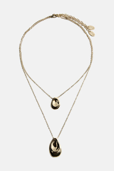 Collier court doré de MANGO, avec deux pendentifs en forme de goutte.