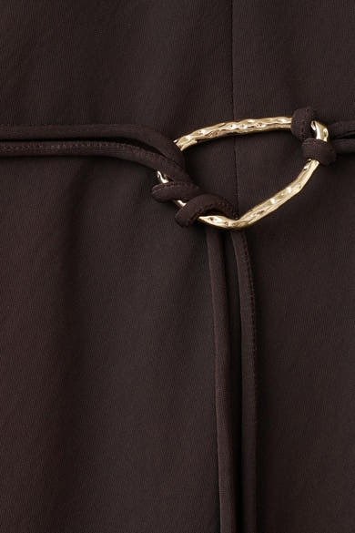 Bruine jurk met lange mouwen van MANGO, gouden textuurceintuurdetail dat is vastgebonden op gladde stof.