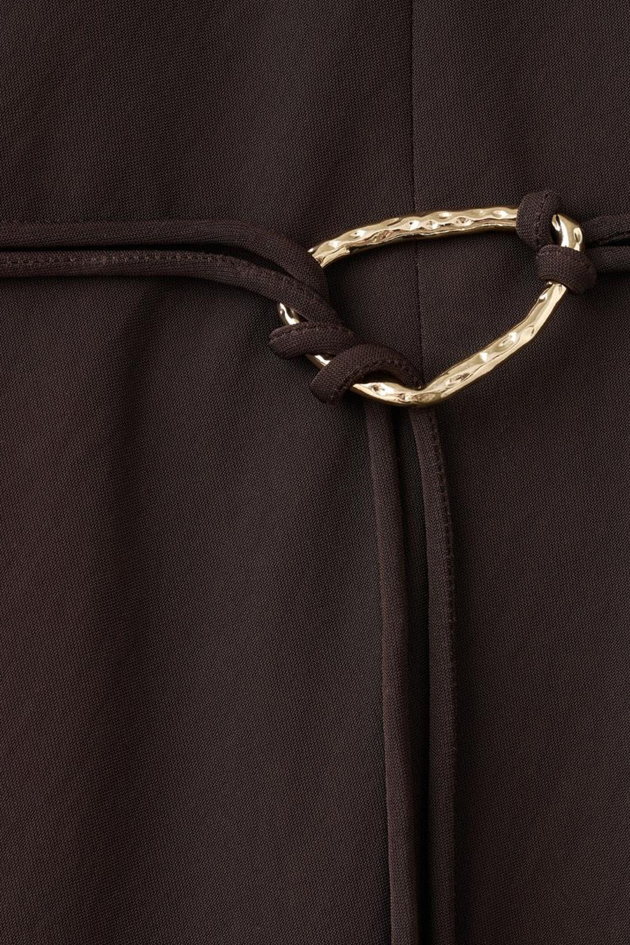 Bruine jurk met lange mouwen van MANGO, gouden textuurceintuurdetail dat is vastgebonden op gladde stof.