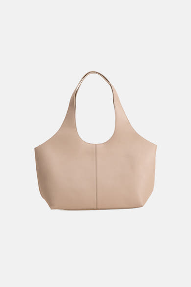 Beige schoudertas van MANGO, met dubbele bovenhandgreep en korrelige textuur.