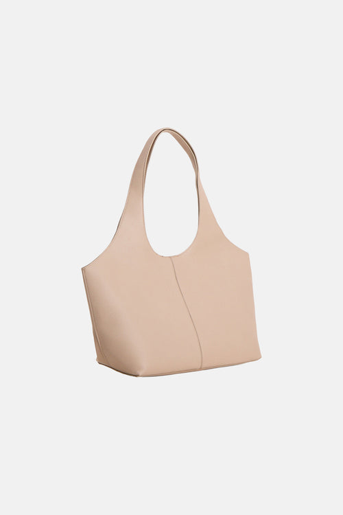 Sac à bandoulière beige de MANGO, avec une texture grainée et une couture verticale visible.