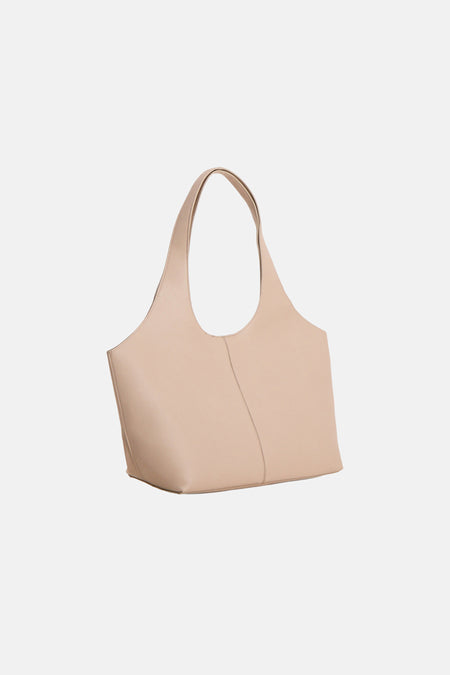 Sac à bandoulière beige de MANGO, avec une texture grainée et une couture verticale visible.
