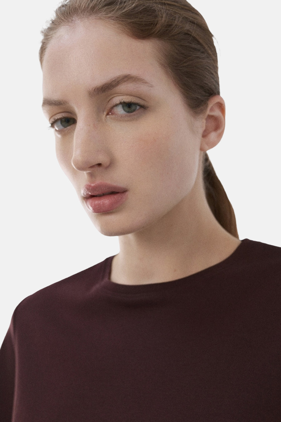 Bordeaux T-shirt met korte mouwen van MANGO, gedragen door een vrouw, van gladde en casual stof.