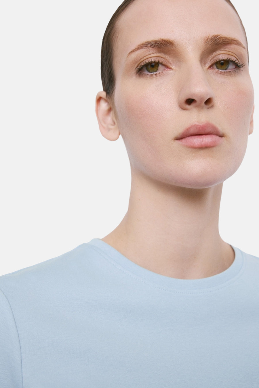 Effenchemise blauw van MANGO, van tricot, gedragen door een model dat omhoog kijkt.