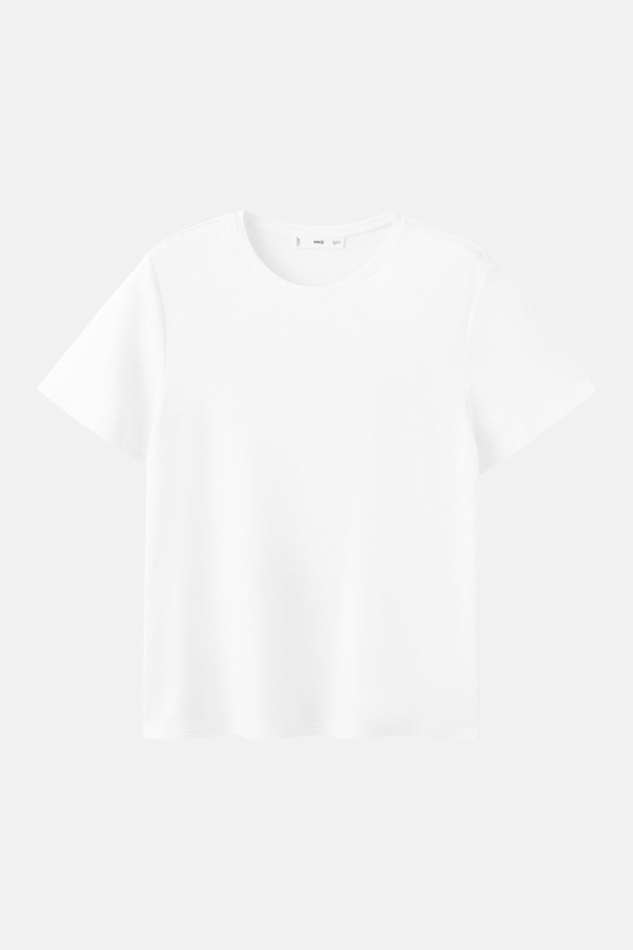Wit T-shirt met korte mouwen van MANGO, effen en van katoen, op een neutrale achtergrond.