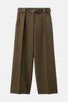 Pantalon kaki de MANGO, coupe ample avec ceinture marron тон sur тон et plis sur le devant.