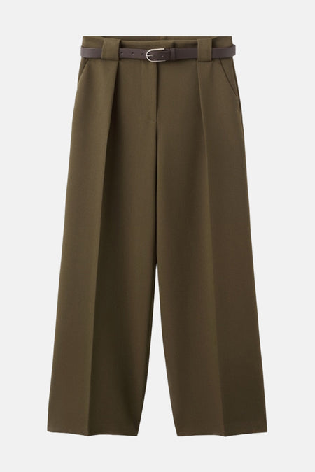 Pantalon kaki de MANGO, coupe ample avec ceinture marron тон sur тон et plis sur le devant.