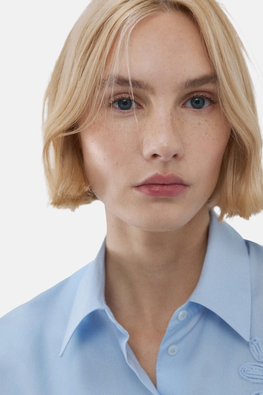 Blauwe blouse met lange mouwen van MANGO, met knoopsluiting en klassieke kraag.