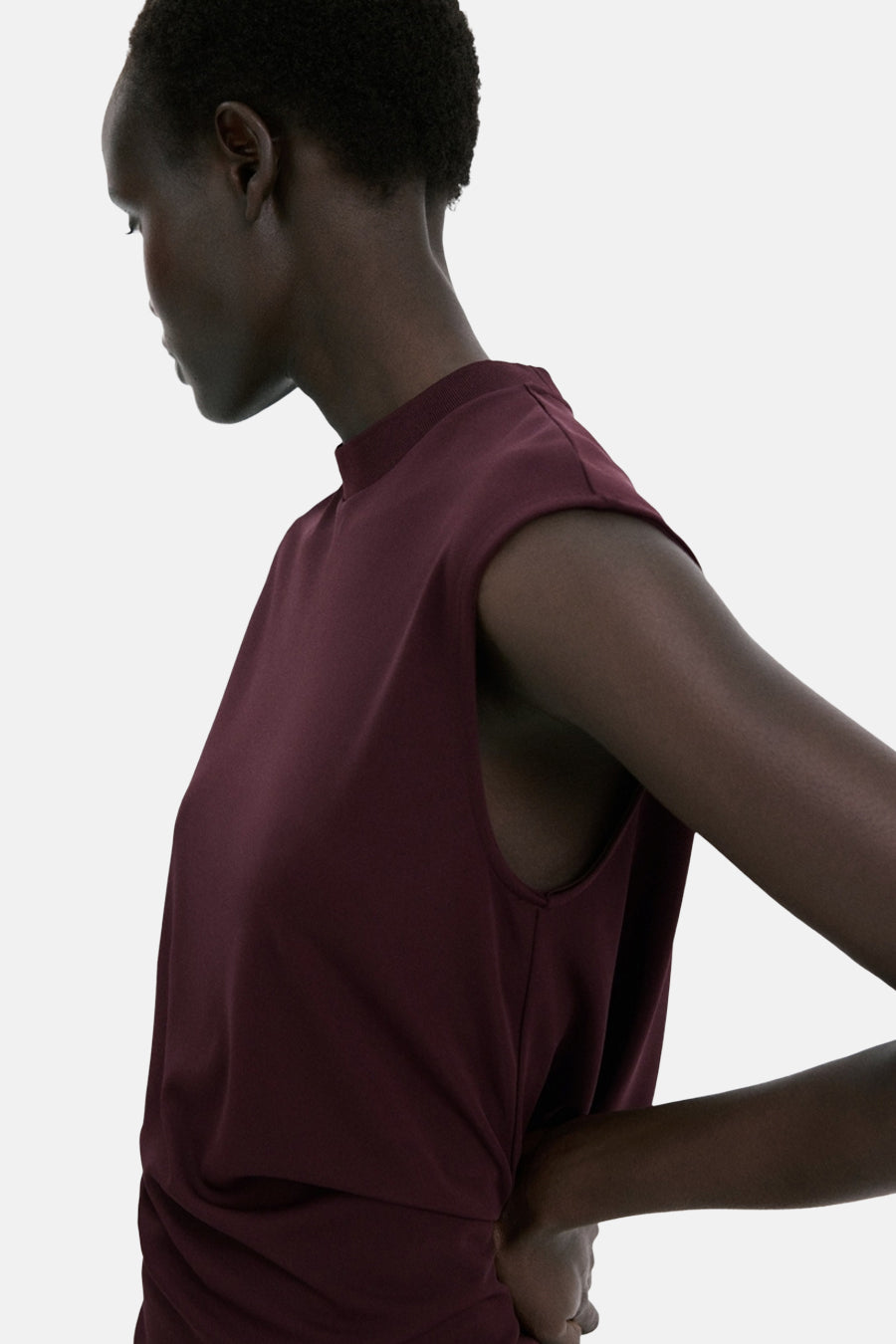 Bordeaux mouwloze top van MANGO, rechte pasvorm met geribde opstaande kraag en gedrapeerd detail aan de zijkant.