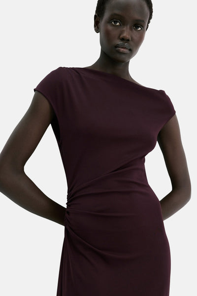 Robe bordeaux de MANGO, drapée sur le côté avec une coupe asymétrique.