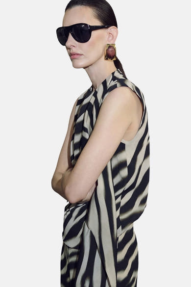 Blouse sans manches multicolore de MANGO, à motif zébré, portée avec des lunettes de soleil.