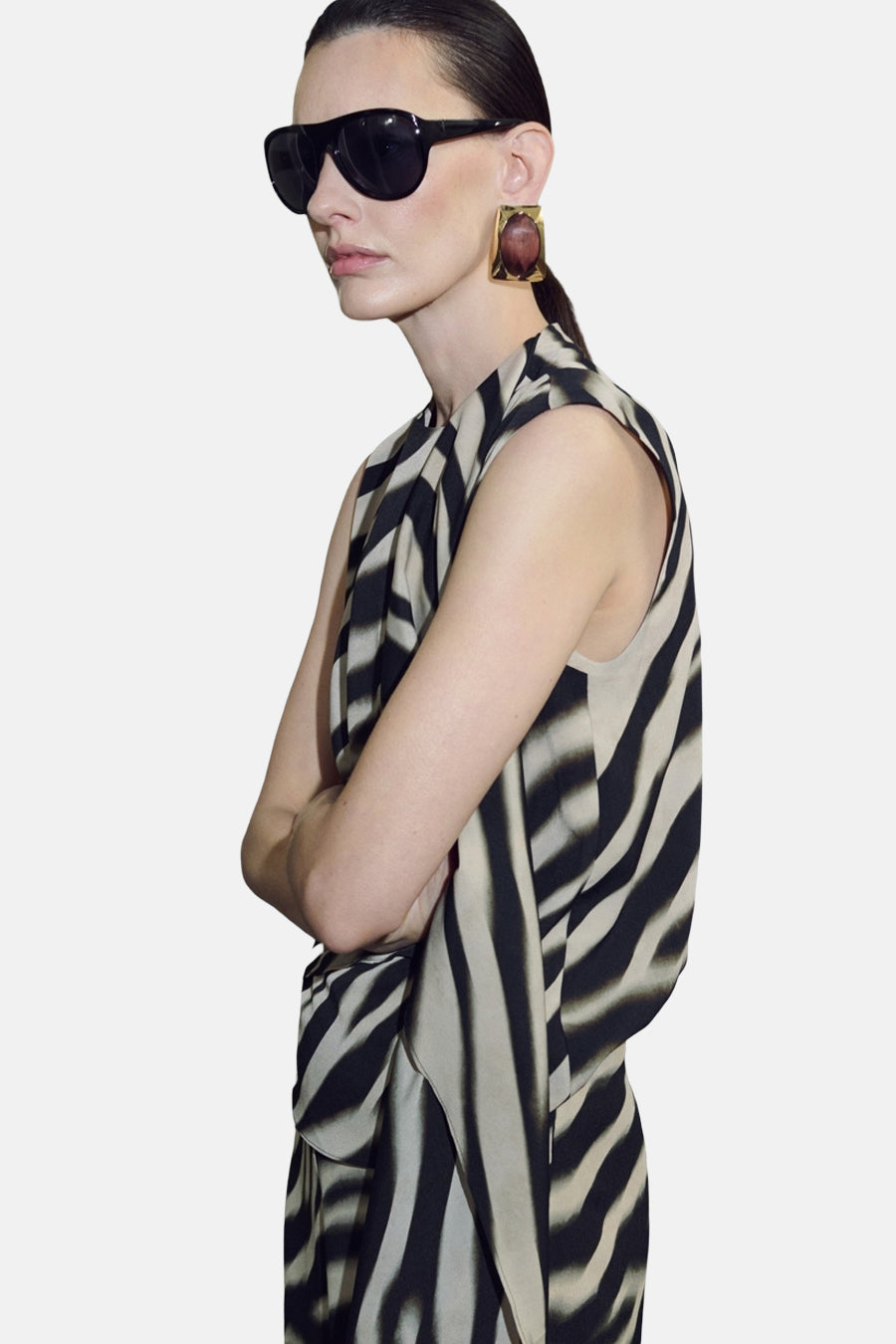 Blouse sans manches multicolore de MANGO, à motif zébré, portée avec des lunettes de soleil.