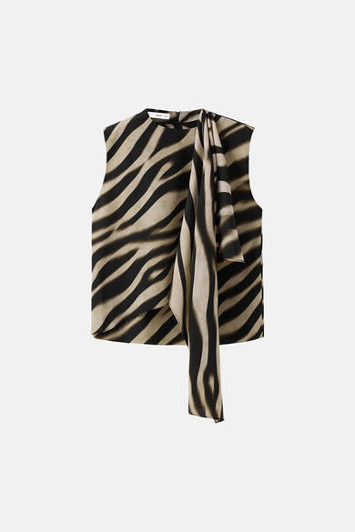 Multikleurig mouwloos bloesje van MANGO, met een zebraprint en een asymmetrisch gedrapeerd detail.