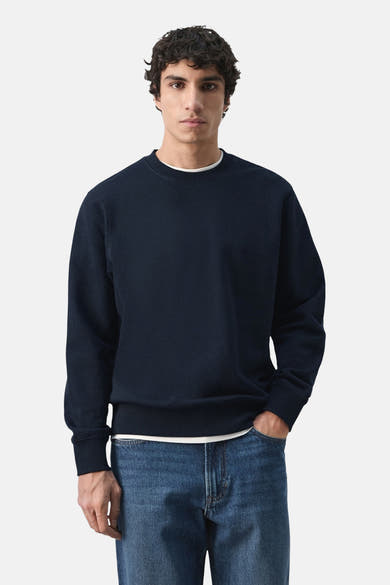 Zwarte MANGO trui, achterkant, gedragen met een blauwe jeans.