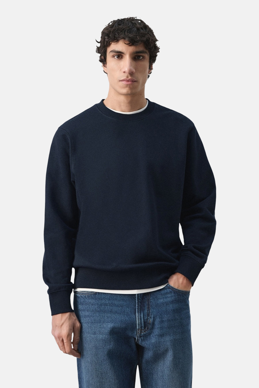 Zwarte MANGO trui, achterkant, gedragen met een blauwe jeans.