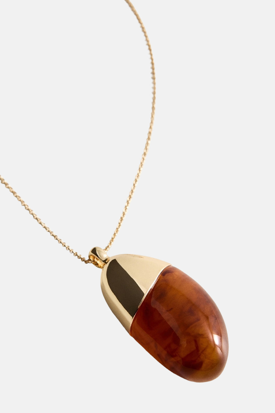 Collier longue doré de MANGO, avec un pendentif capsule marbrée et dorée suspendu à une fine chaîne dorée.
