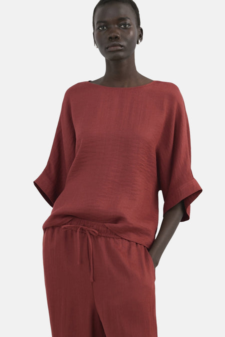 Blouse à manches courtes brune de MANGO, en lin texturé avec des manches amples.