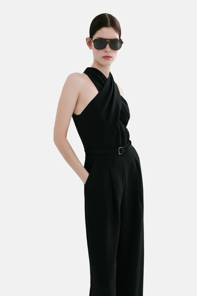 Combinaison noire par MANGO, avec une encolure croisée, ceinture et jambes larges.