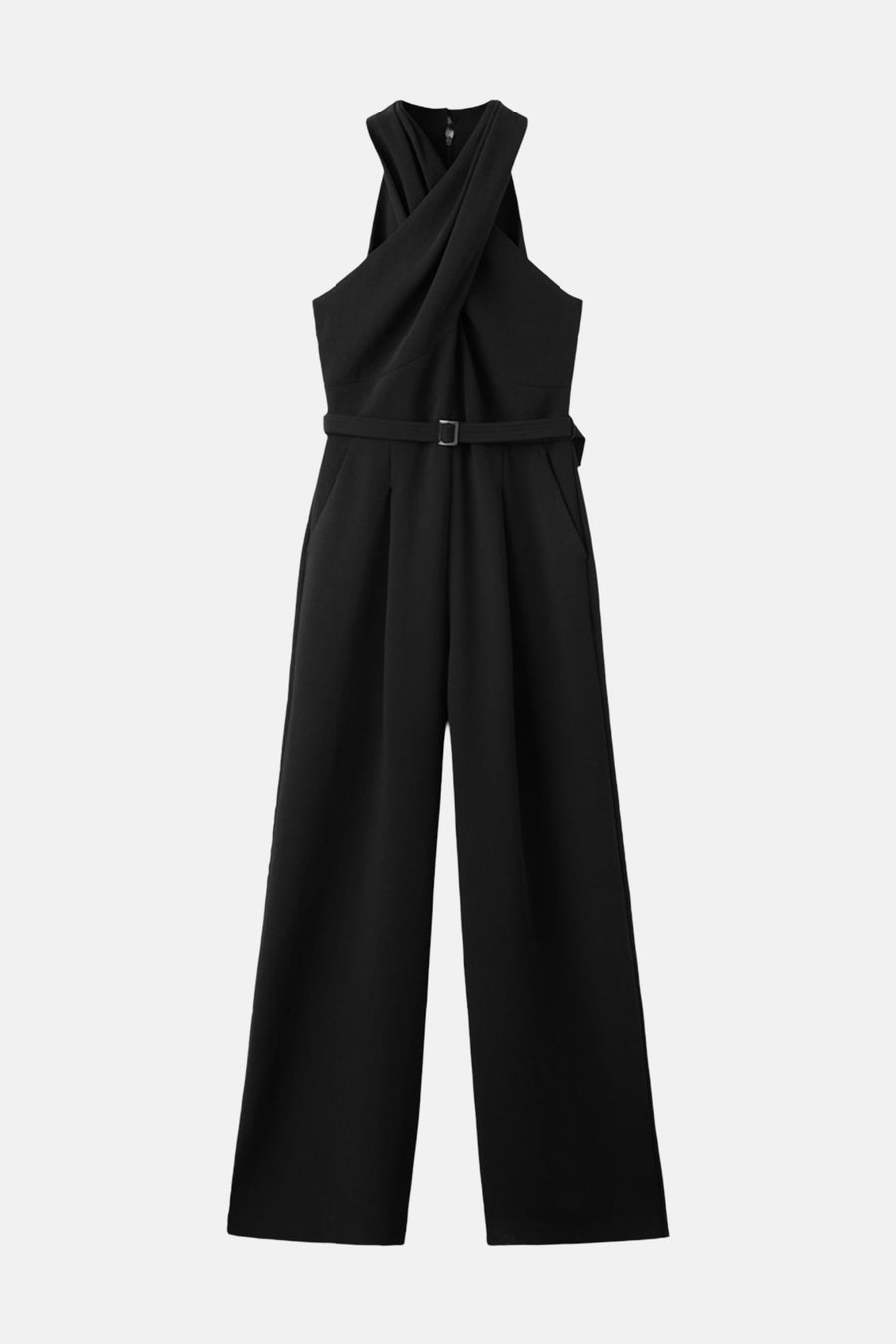 Zwarte jumpsuit van MANGO met een overslagvoorkant en een gespriem, op een lichte achtergrond.