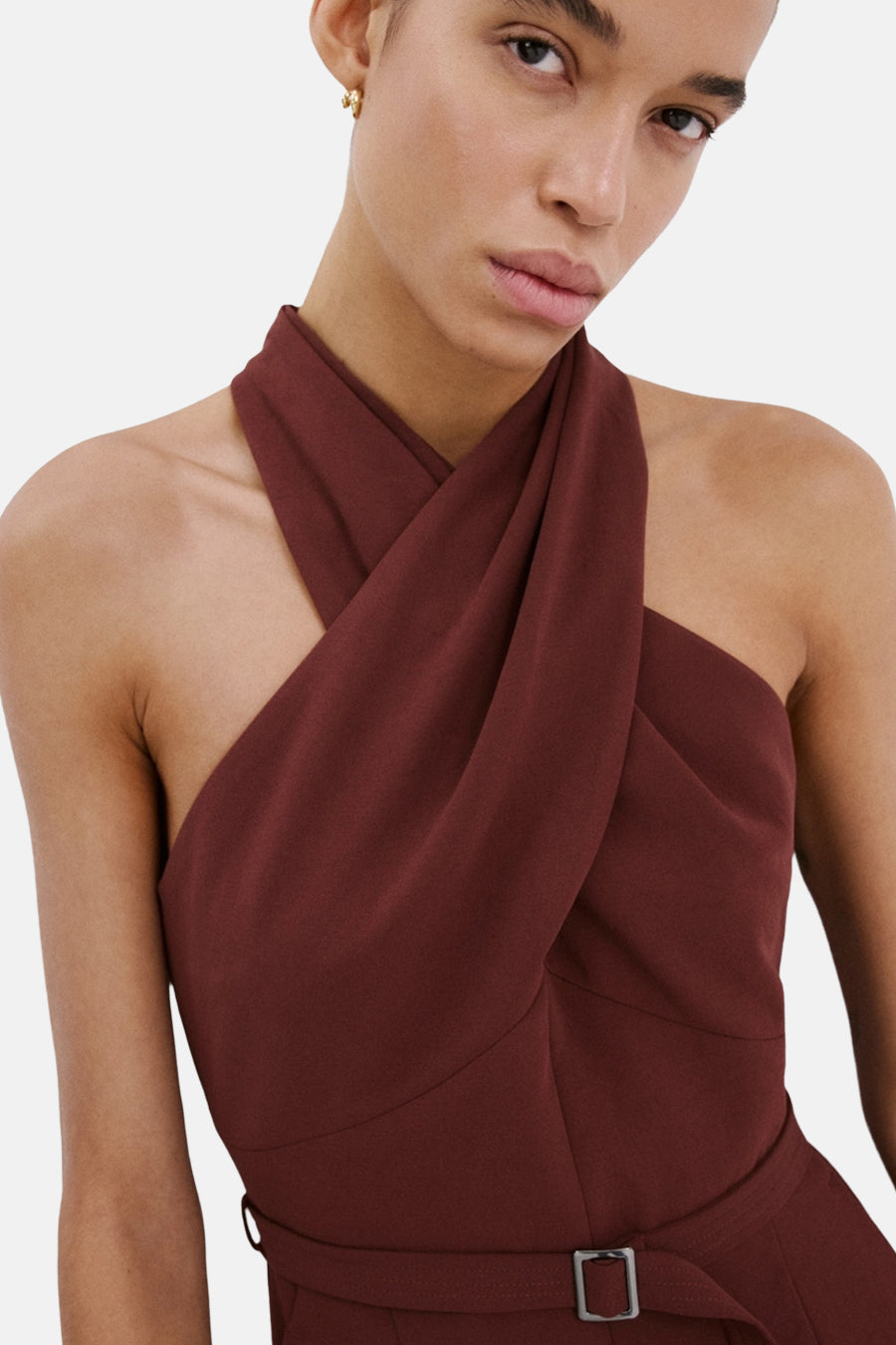 Bruin jumpsuit van MANGO, overslagontwerp aan de voorkant, met vierkante gespsluiting.