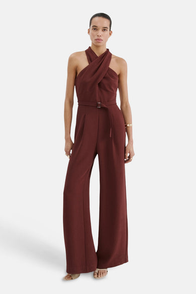 Combinaison marron van MANGO, avec une ceinture тон-сюр-тон et une coupe évasée.