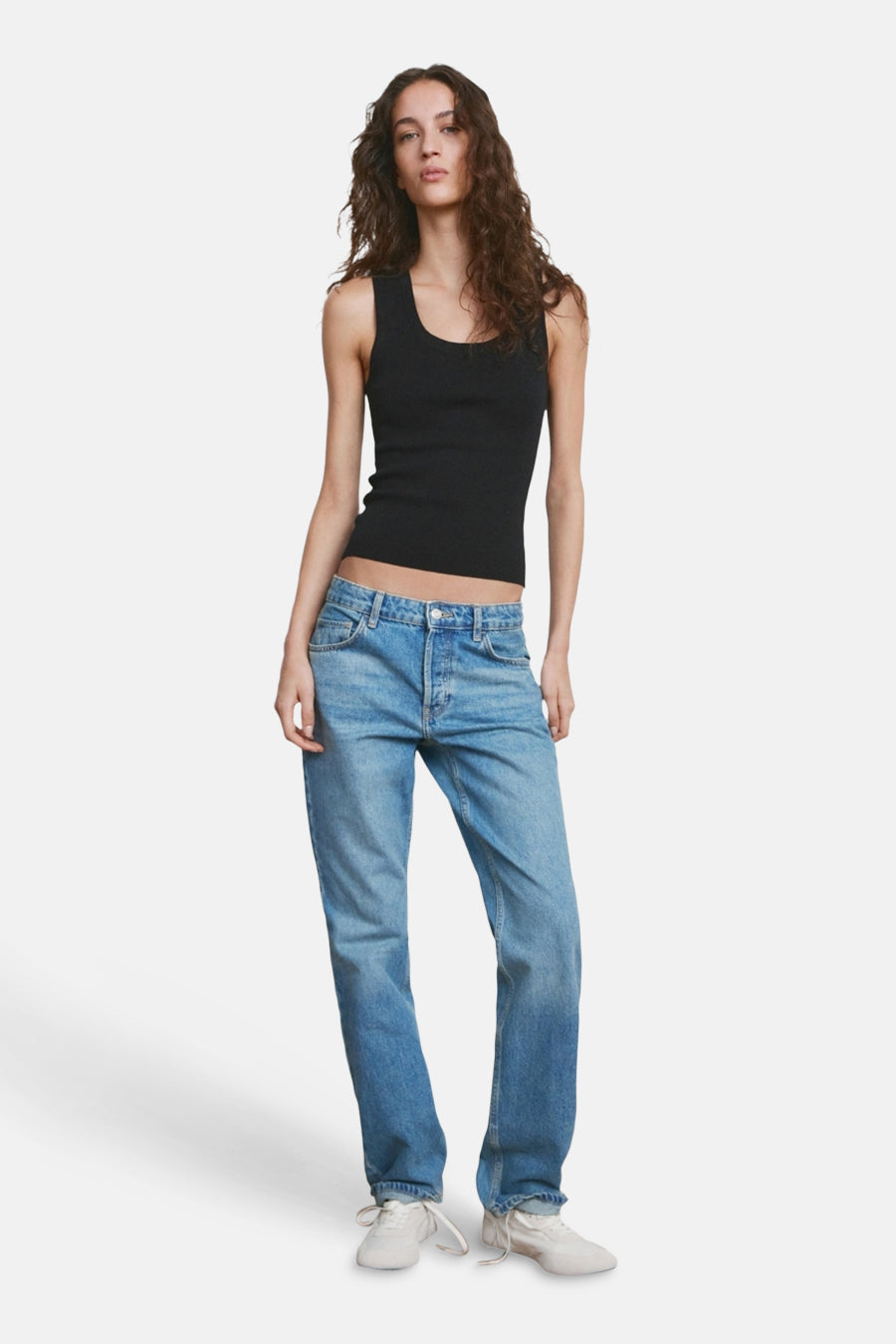 Zwart hemdje van MANGO, gedragen met een blauwe jeans en witte sneakers.