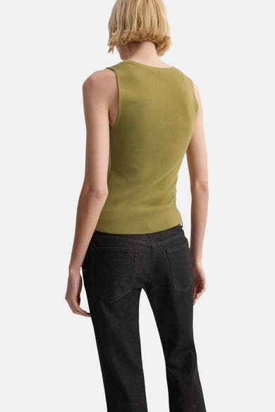 Débardeur kaki par MANGO, montrant le dos, porté avec un jean foncé.